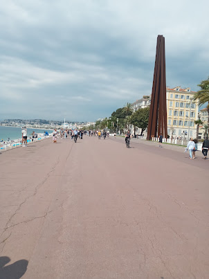 Neuf lignes obliques is a steel monument on the Promenade des Anglais, by French artist Bernar Venet