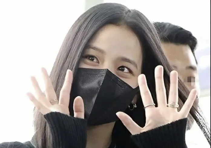 Jisoo de BLACKPINK tomó la salida VIP del aeropuerto de París.