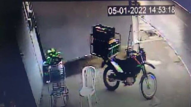 Vídeo registra momento em que moto ‘fantasma liga sozinha’ e sai em direção à rua; assista