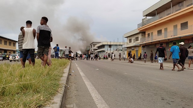 Protes berujung rusuh di Solomon Islands berlanjut pada hari kedua Solomon Islands Rusuh, Bangunan Milik Warga China Dibakar dan Dijarah