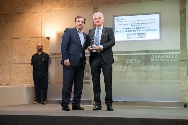 Hace entrega del premio Don Guillermo Fernández Vara,  Presidente de la Junta de Extremadura.  Recogen el premio Don Juan Antonio Ortiz Orueta, Decano de Colegio de Arquitectos de Extremadura y Don Lluis Comerón Graupera Presidente del Consejo Superior de Arquitectos de España