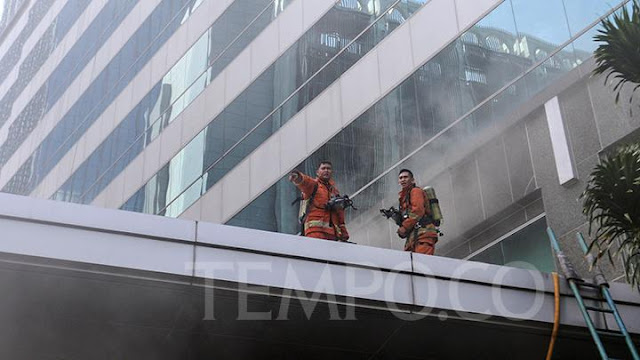 Kebakaran Gedung Cyber 1 Sebabkan Call Center Jakarta Siaga 112 Lumpuh.lelemuku.com.jpg