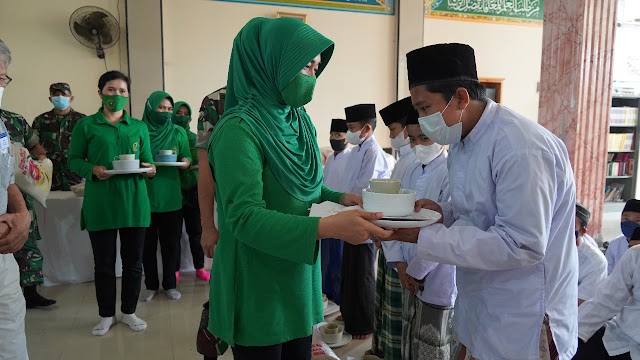 Brigjen TNI Achmad Fauzi Bersama Istri Santuni  300 Santri Pesantren As-Salafiah Al-Karimah Berbagi 3 Ton Beras dan Tali Asih