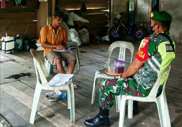 Babinsa Jesben Hutagalung Minta Ketua Kelompok Tani Mengawasi Bantuan Pupuk Bersubsidi kepada Anggotanya