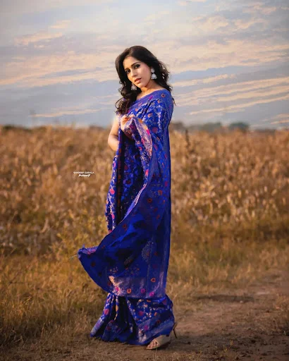 Actress Rashmi gautam looks in blue color saree