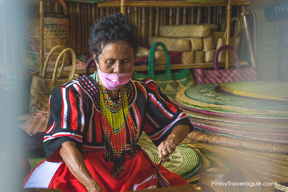 A Tagoloanen weaver in action