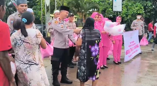 Polsek Dan Bhayangkari KPL Banjarmasin Berbagi Takjil Pada Masyarakat Dan Pengguna Jalan Sekitar 