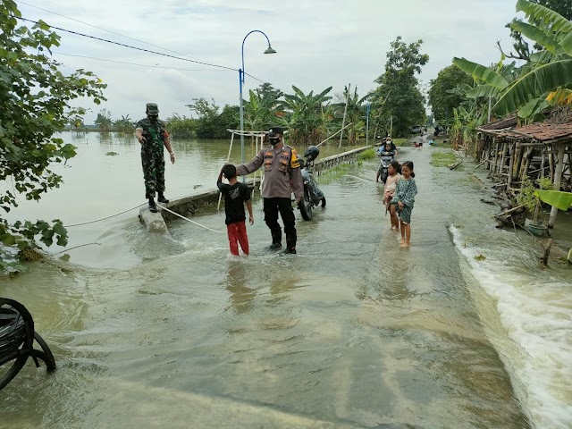 Air Sungai Jajar Genangi Persawahan dan Jalan, Babinsa Dempet Cek Kondisinya...