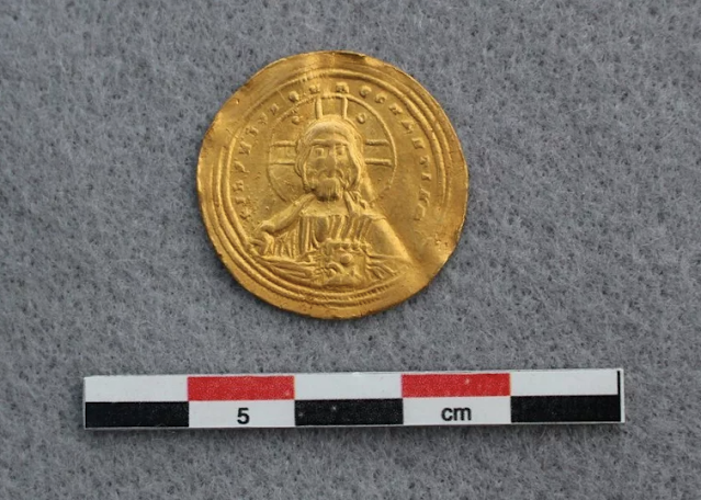 moeda rara, apresentando a imagem de Jesus, foi descoberta nas montanhas da Noruega