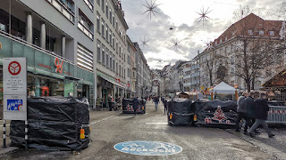 Weihnachtlich verkleidete Betonelemente schützen die Passanten am Weihnachtsmarkt St. Gallen