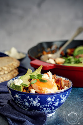 Shakshuka sa pečurkama i lisnatim keljom