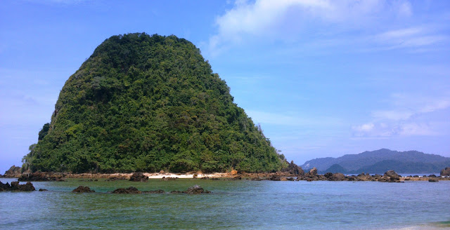 Pantai Pulau Merah