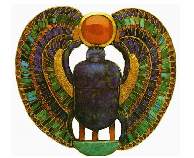 Пектораль в виде священного жука-скарабея Около 1350 до н. э. Золото, сердолик, бирюза, полевой шпат, ляпис-лазурь. Высота 15 см Национальный музей, Каир