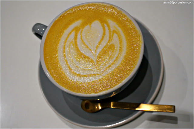 Golden Latte en una Cafetería de Nueva York