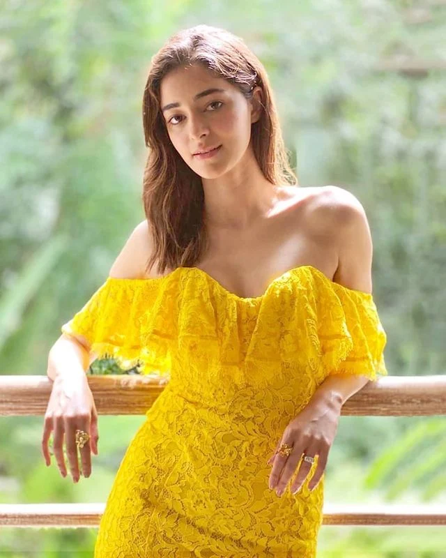 Ananya Pandey hot and sexy looks