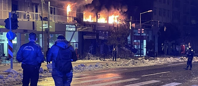 Ισχυρή έκρηξη και φωτιά σε κτίριο επί της Συγγρού: Πληροφορίες για τραυματίες - Μέχρι το Καλαμάκι ακούστηκε ο ήχος!