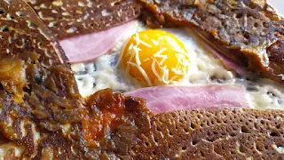 galette - matefaim - au sarrasin, garnie d'échalotes, jambon et fromage râpé, à la lyonnaise