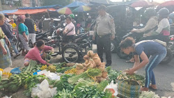 Jualan Di Badan Jalan Hingga Macet,Aiptu Junaidi Ginting Responsif Tegur Pedagang Di Pasar Liar Delitua.TKP ;Depan Kantor Camat!