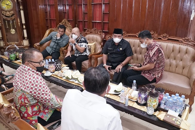 Caption: Plt Bupati Nganjuk Marhaen Djumadi (berkopiah) menerima kunjungan kerja dari Komisi E DPRD Jawa Timur, Jumat (25/2/2022). Foto: Humas Pemkab Nganjuk