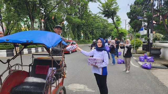 Berbagi Berkah Ramadan, Bank Kalsel Salurkan Makanan Gratis ke Masyarakat