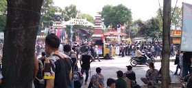 Demo Ormas GMBI di Polda Jabar Anarkis, Keroyok Polisi hingga Naiki Patung Maung Lodaya