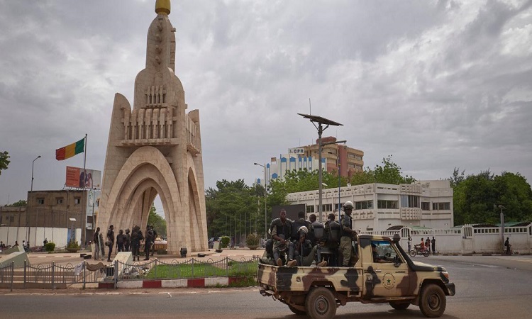 مالي تمهل السفير الفرنسي 72 ساعة لمغادرة البلاد