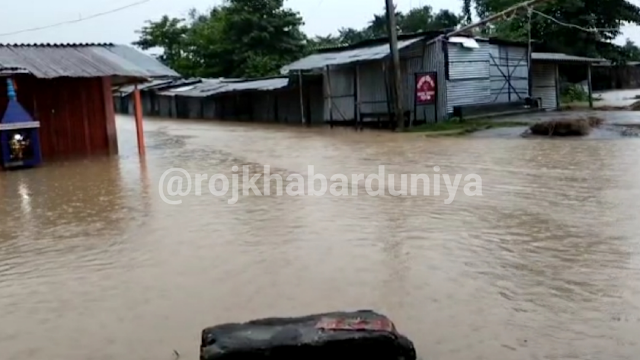 लगातार हो रही बारिश से मेची नदी का जलस्तर बढ़ा, खोरीबाड़ी के बिभिन्य इलाकों में बाढ़ की स्थिति।