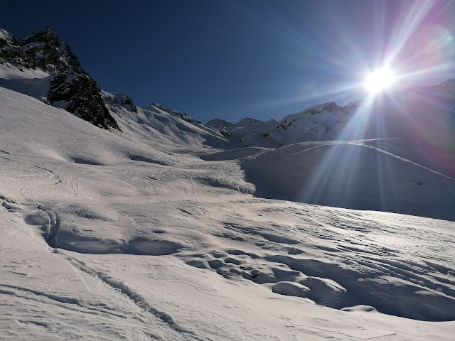 Ein Bild aus der Zone Zermaidjoch. Die Schneequalität lässt zu wünschen übrig. Teils tragfähig, teils pulvrig oder auch kantig aufgebaut. (Foto: Bergführer Thomas Brunner, 12.01.2022)