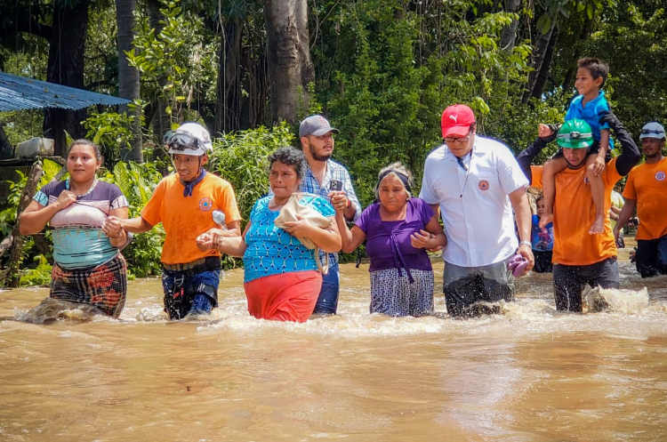 El Salvador: Decenas de familias fueron rescatadas de la inundación del río Grande de San Miguel en caseríos de Puerto Parada, Usulután