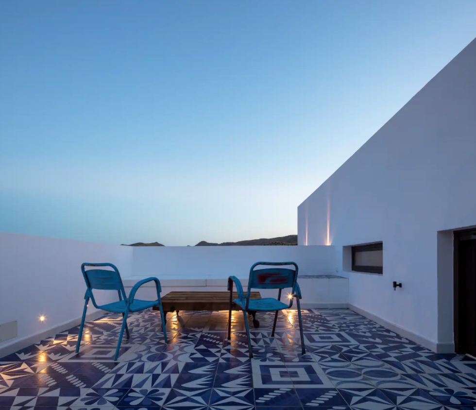 Atardecer en terraza de estilo mediterráneo