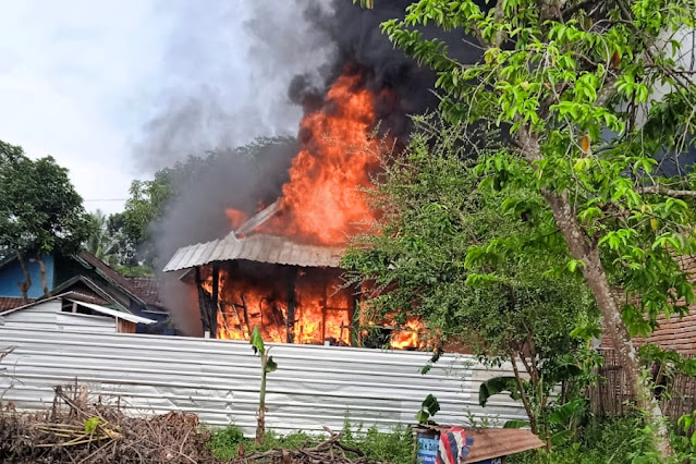 Rumah panggung di KSB terbakar, ada anak-anak di dalam rumah