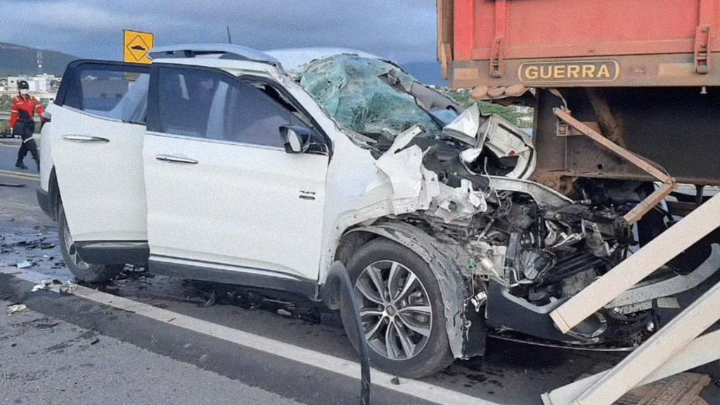 Motorista fica ferido após bater na traseira de carreta na BR-232, em Arcoverde