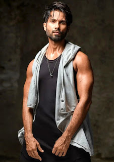 shahid kapoor ka pic, muscular arms, beard and mustache, gale mei locket