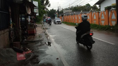 Anggota Polisi Bersimbah Darah Akibat Dibacok Begal di Jalan Raya Kranggan, Bekasi.