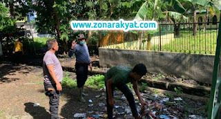 Sat Samapta Bersih-Bersih Rumah Warga Berdampak Banjir