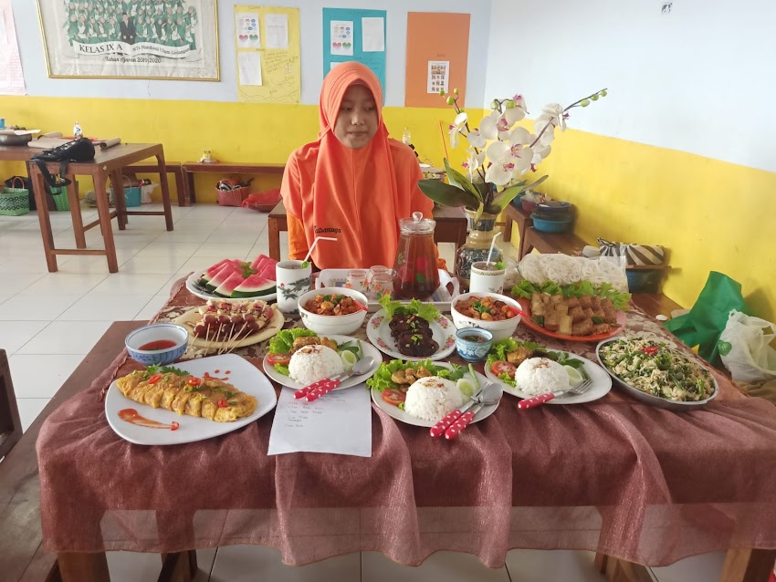 ASAH KETERAMPILAN TATA BOGA, SISWA MTS. MAMBAUL ULUM GEDANGAN  PRAKTIK MEMASAK