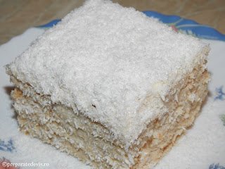Prajitura rafaelo de casa reteta tort desert retete prajituri torturi deserturi cu crema de vanilie blat de biscuiti si multa nuca de cocos,