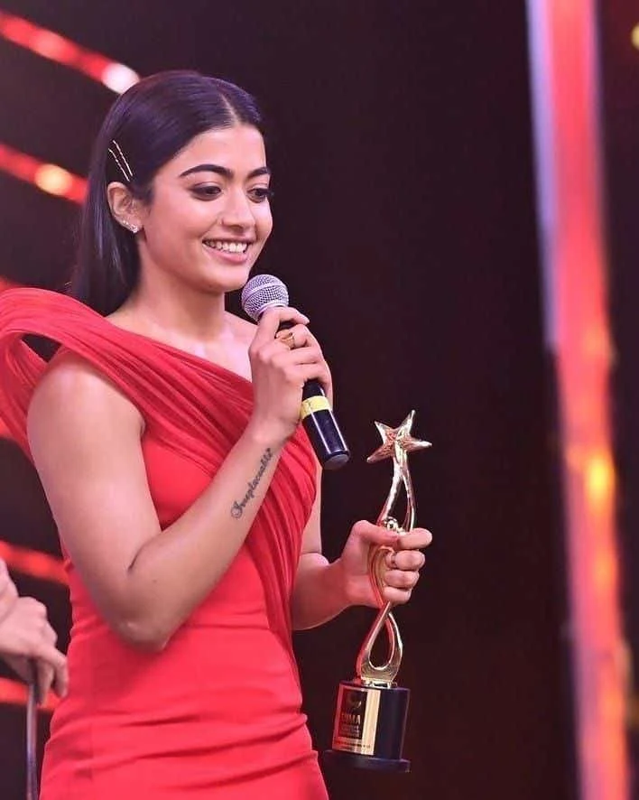 rashmika-mandanna-gorgeous-looks-in-red-from-siima-2021