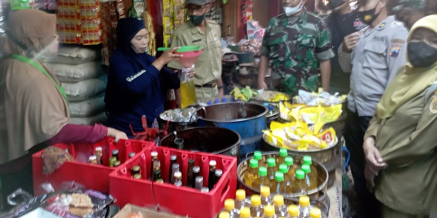 Danramil Cawas Turun Tangan Cek Harga Minyak Curah di Pasar Masaran