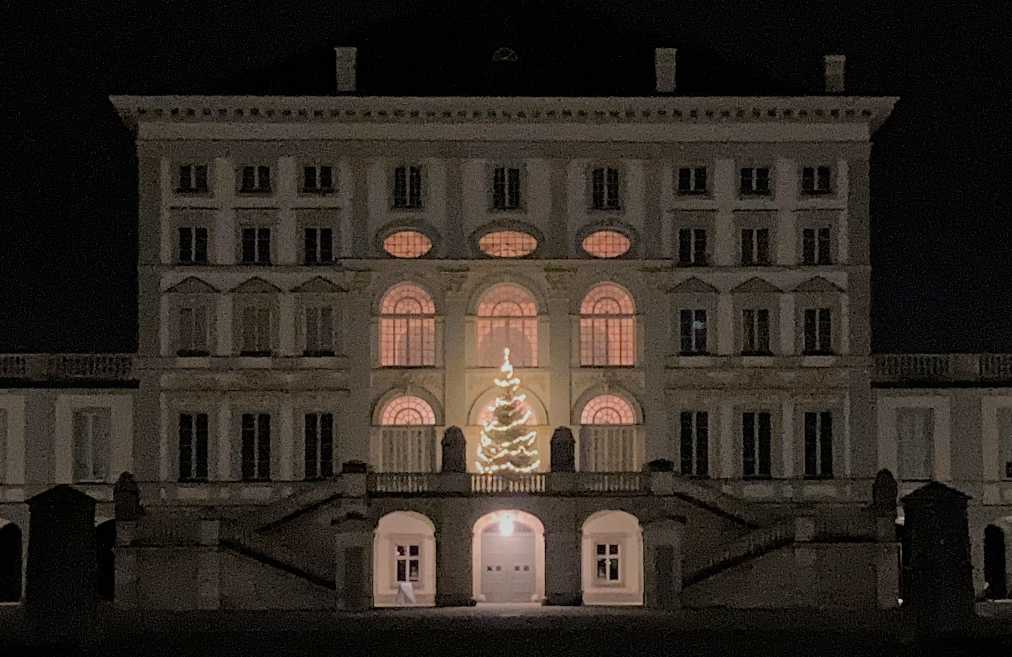 Schloss Nymphenburg in München mit Weihnachtsbaum im Foyer
