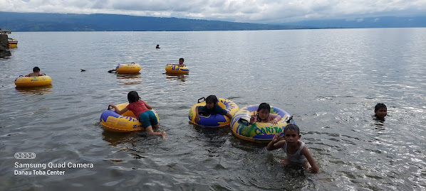 Tahun Baruan,Ramainya Pantai Carita Tigaras