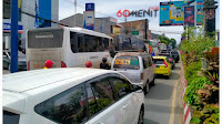 4 Bus Rombongan BRI Bulukumba Parkir di Bahu Jalan, Picu Kemacetan