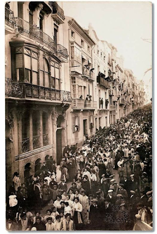 Manifestación de las mujeres trabajadoras alcoyanas  reivindicando los derechos laborales de la mujer.   Bajando  por la calle San Nicolás en 1908