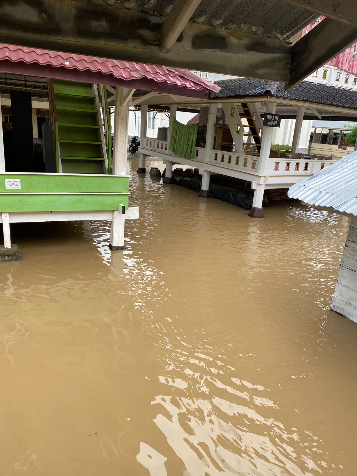 Banjir Menggenangi Komplek Dayah MUDI, Santri Bersih-Bersih