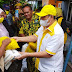  Di Tengah Guyuran Hujan, Partai Golkar Medan Berbagi Sembako Kepada Masyarakat Medan Marelan