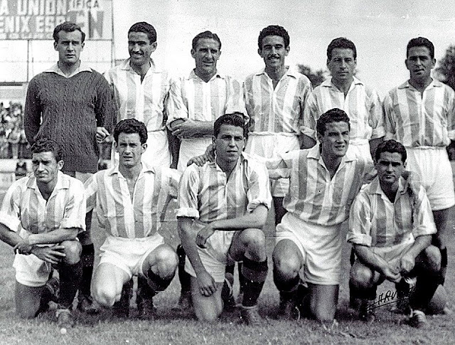 REAL VALLADOLID DEPORTIVO. Temporada 1950-51. Saso, Lesmes I, Babot, Lesmes II, Ortega y Lasala. Pepín, Aldecoa, Munné, Coque, Ara. REAL VALLADOLID DEPORTIVO 4 SEVILLA C. F. 1. Domingo 17/09/1950. Campeonato de Liga de 1ª División, jornada 2. Valladolid, estadio Municipal José Zorrilla.