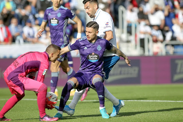 Jordi Masip recoge el balón protegido por Javi Sánchez ante el acoso de Enric Gallego. C. D. TENERIFE 1 REAL VALLADOLID C. F. 4 Sábado 05/03/2022, 18:15 horas. Campeonato de Liga de 2ª División, jornada 30. Santa Cruz de Tenerife, estadio Heliodoro Rodríguez López: 18.587 espectadores.