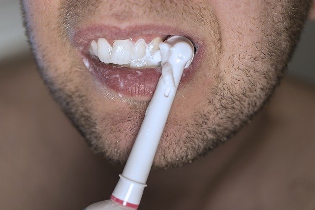 طرق سريعة لتبيض الاسنان : واختيار الطريقة الصحيحة لتبييض ابتسامتك وإشراقها