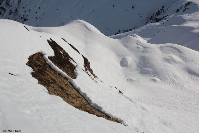 Bereits um den 13.12. sind in Tirol sehr viele Gleitschneerutsche und -lawinen abgegangen. Erhöhte Abgangsbereitschaft in vom Regen beeinflussten Gebieten u.a. dort, wo sich bereits Gleitschneemäuler aufgetan haben. Tuxer Alpen (Foto: 28.12.2021)