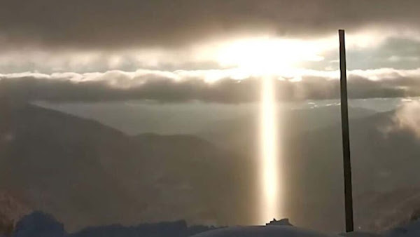 ¿Apareció Jesús? Un enorme y misterioso ‘rayo de luz’ aparece durante horas en una montaña de Turquía
